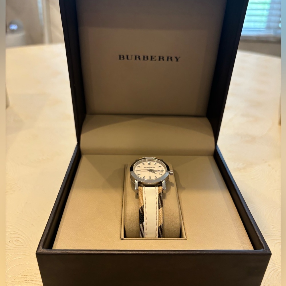 Burberry Heritage Nova Heritage White Dial Leather Strap Watch For Women -BU1395